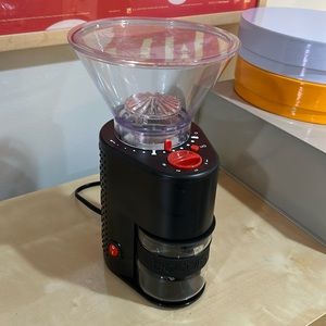 Electric coffee grinder with glass catcher